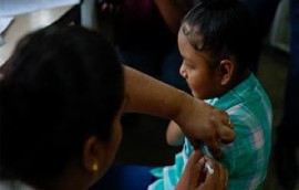 A school child being vaccinated as the nation wide HPV campiagn gets underway in Suriname (Photo CDS)