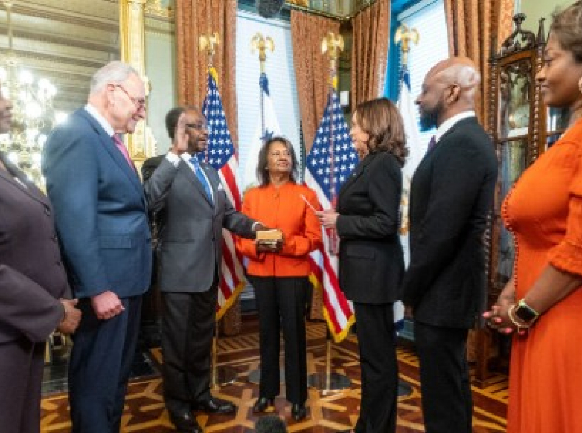 New US Ambassador to Jamaica Nick Perry being sworn in by US Vice President Kamala Harris. Others in the photo are: (left to right) Perry’s sister, Pauline Perry; Senator Charles “Chuck” Schumer; Perry’s wife, Joyce; their son Nickolas, and daughter, Novalie. (Official White House Photo by Lawrence Jackson)
