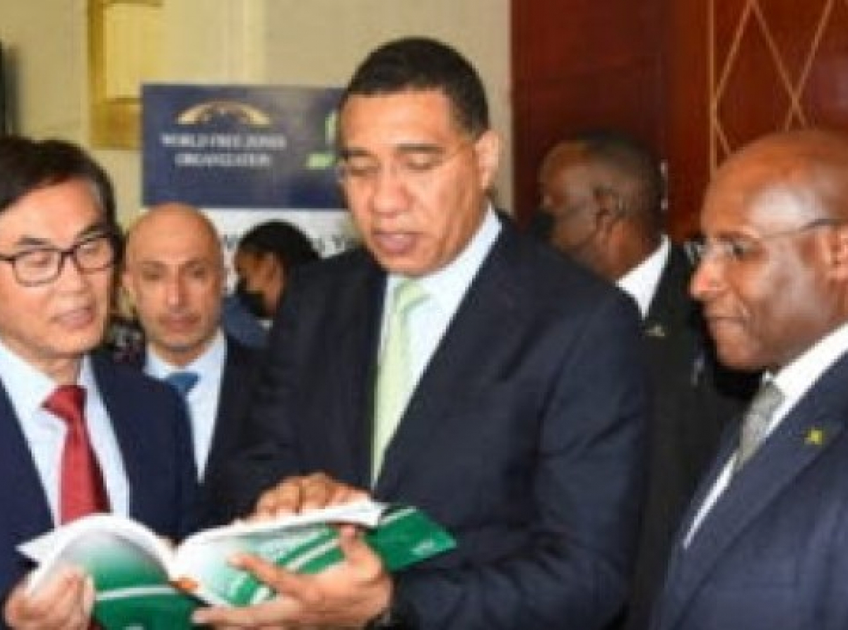 Prime Minister Andrew Holness (center) in discussions with UNCTAD director, James Zhan (left) and Aubyn Hill, Minister of Industry, Investment and Commerce (JIS Photo)