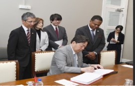 Trinidad and Tobago Foreign Minister Dr. Amery Browne (Right) watches as his Japanese counterpart Hayashi Yoshimasa signs the book (Photo courtesy Ministry of Foreign Affairs)