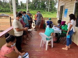 Locals in Guyana wait to receive their COVID-19 vaccinations. © UNHCR/Katherine Aguero