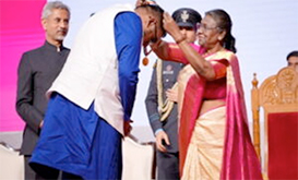 President Irfaan Ali receiving the Pravasi Bharatiya Samman Award from Indian President Droupadi Murmu in India on Tuesday (Photo courtesy Office of the President) 