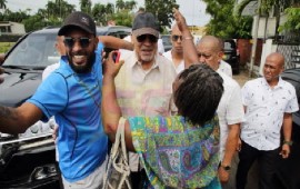 Bouterse greeted by supporters at the end of the first day of hearing the Court of Justice. (StarNieuws Photo)