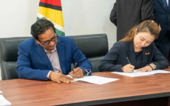 Signing of contract between GPL representative and the Power China representative
