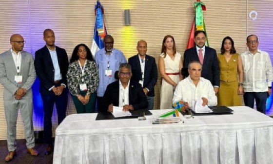 The President of the Private Sector Commission (PSC), Komal Singh and President of the DR’s non-governmental National Council of Private Enterprise, Inc; (CONEP), Celso J. Marranzini signing the Memorandum of Understanding in the presence of representatives of their organizations.