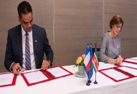 Health Minister Amar Ramadhin and his counterpart from France, Agnès Firmin Le Bodo, sign a cooperation agreement in Paris.