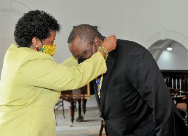 Governor General Dame Sandra Mason presents the Freedom of Barbados Award to President of the Republic of Kenya, Uhuru Kenyatta, at Government House (BGIS Photo)