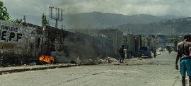 Fires burn on streets in the Cité Soleil area of Port-au-Prince. (Photo courtesy of UNOCHA/Giles Clarke)
