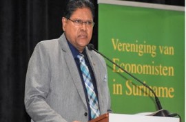 President Chandrikapersad Santokhi addressing the Association of Economists in Suriname (VES).