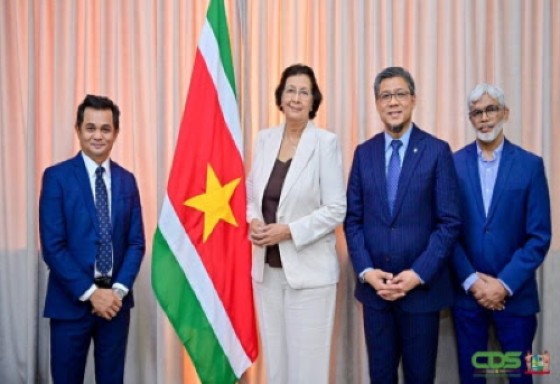 President Jennifer Geerlings-Simons, second from left with Mohd Jukris Abdul Wahab, Petronas’ executive vice president, second from left, Oil, Gas and the Environment Minister, Patrick Brunings extreme left and Staatsolie’s director, Annand Jagesar extreme right (CDS photo)