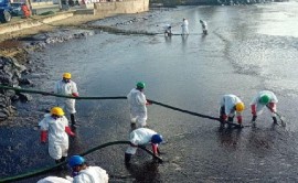 Efforts continue to deal with the oil spill in Tobago (File Photo)