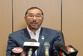 Former prime minister Stuart Young speaking to reporters on Monday (CCMC Photo)